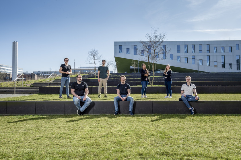 Gruppenfoto Sieger Ideenwettbewerb vor dem SL-Gebäude