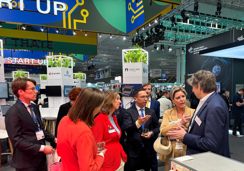 Menschen am Messestand im Gespräch 