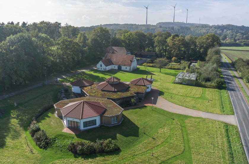 Man sieht ein wabeförmiges Gebäude aus der Luft.