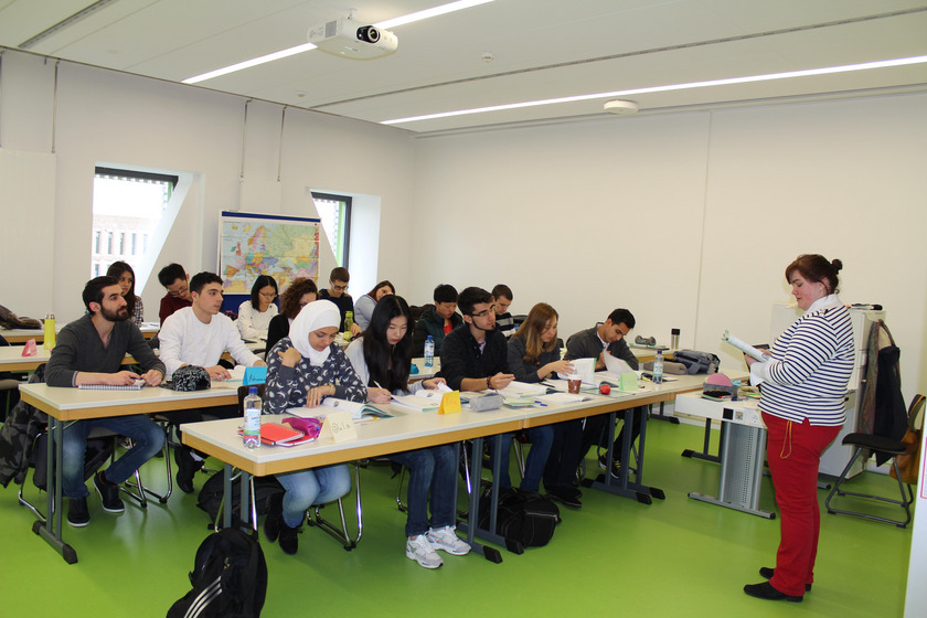 Die internationalen Studierenden der Gruppe sieben im Unterricht mit ihrer DozentinTatiana Shakhtyr.
