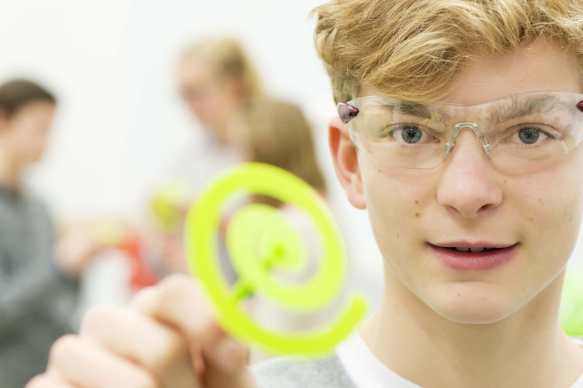 Das Bild zeigt einen Jungen mit Forscherbrille