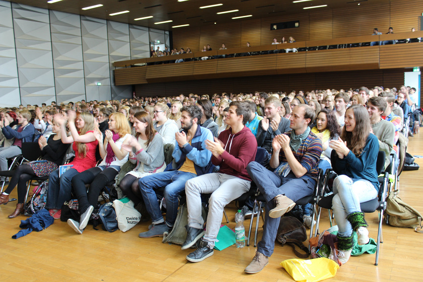 Das Bild zeigt applaudierende und jubelnde junge Menschen.