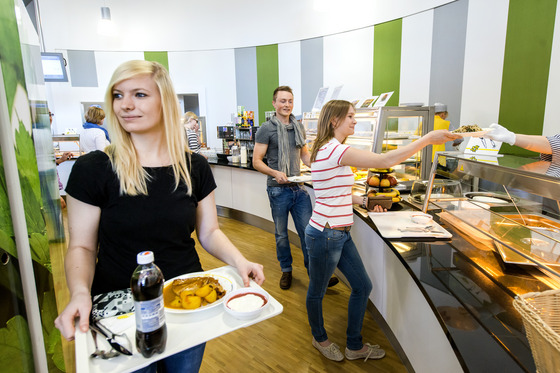 Das Bild zeigt die Essensausgabe in der Mensa am Campus Lingen