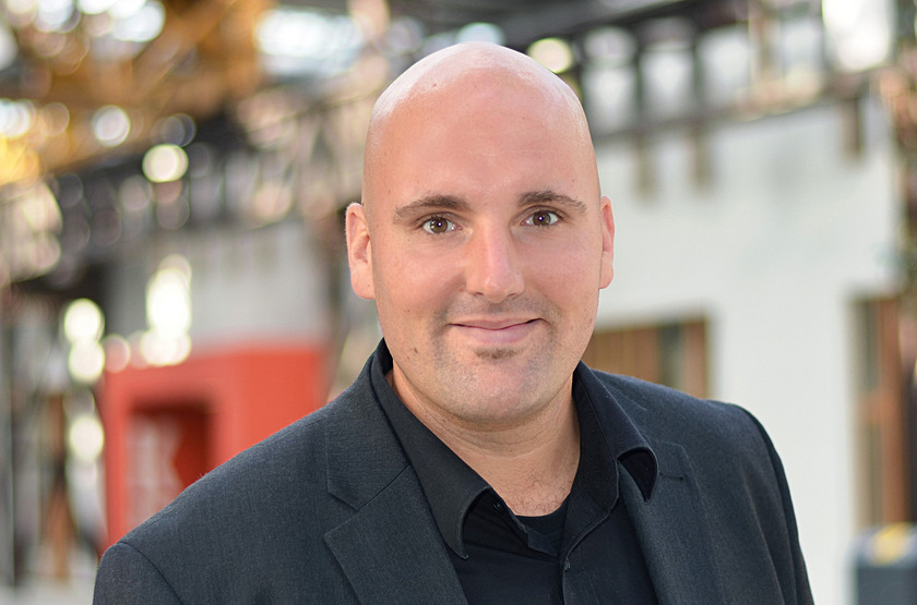 Benjamin Häring lächelt in die Kamera.