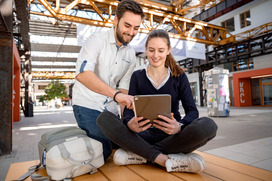 Zwei Studierende lernen am Campus Lingen im Studiengang Management und Technik.