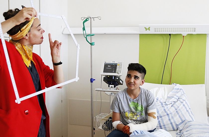 Nicht nur in dem bereits zehnjährigen Kooperationsprojekt „Theaterklinik Lingen“ arbeiten Theaterpädagogik- und Pflege-Studierende der Hochschule Osnabrück fachübergreifend zusammen. Foto: Tara Merkelbach Nicht nur in dem bereits zehnjährigen Kooperationsprojekt „Theaterklinik Lingen“ arbeiten Theaterpädagogik- und Pflege-Studierende der Hochschule Osnabrück fachübergreifend zusammen. Foto: Tara Merkelbach