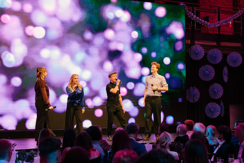 Vier Musical-Stipendiat:innen performen auf der Bühne.