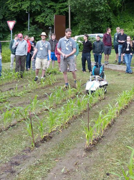 Roboter Cornholio verlegt einen Wasserschlauch