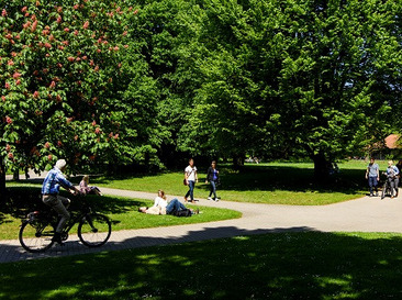 Buntes Leben im frühlingshaften Park des Campus Haste