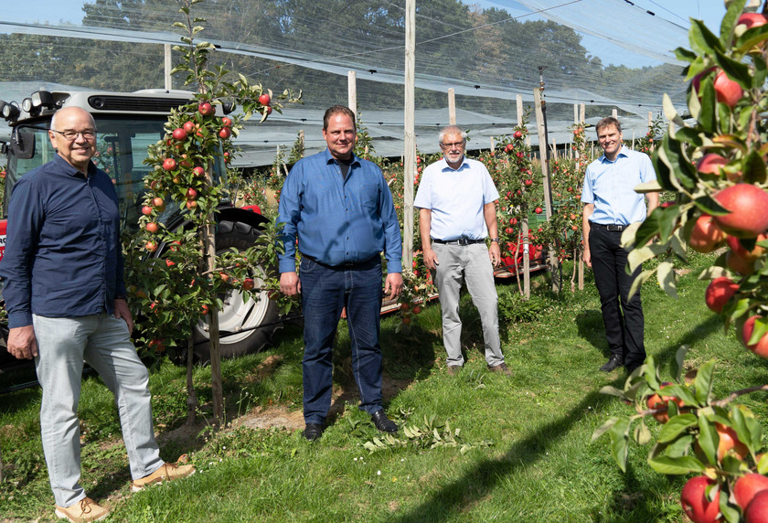 18 Jahre Teamarbeit: Prof. Dr. Henning Schacht, Prof. Dr. Werner Dierend und Prof. Dr. Ulrich Enneking  haben gemeinsam mit Thorben Sumfleth und weiteren Obstanbaubetrieben aus dem Alten Land die neue Apfelsorte gezüchtet.