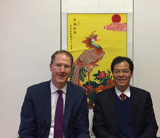 Prof. Dr. Lackner und Prof. Dr. Yao sprachen über die Vertiefung der Kooperation zwischen den beiden Hochschulen