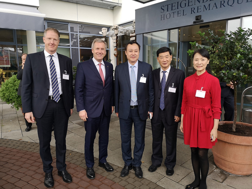 (v.l.) Prof. Dr. Hendrik Lackner, Leiter des Hochschulzentrums China, Alt-Bundespräsident Christian Wulff, Prof. Dr. Cai Jingmin, Parteisekretär der Anhui University, Qing Chengsong, stellvertretender Minister für Bildungswesen der Provinz Anhui und Frau Zhou Yan, stellvertretende Generalsekretärin der China Education Association for International Exchange