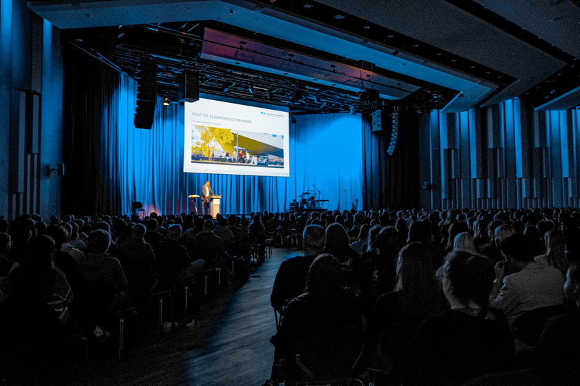 Präsident Alexander Schmehmann begrüßt die Erstsemester auf der Bühne der OsnabrückHalle.