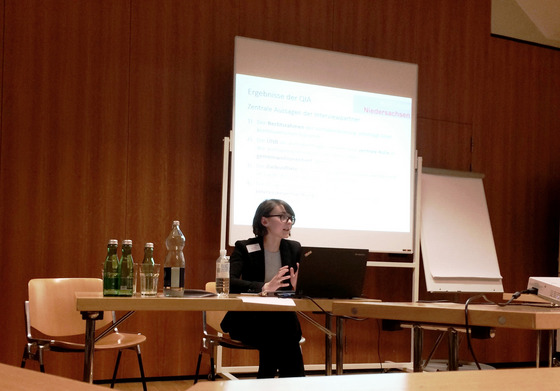 Viktoria Brendler hält einen Vortrag beim Österreichischen Tag der Politikwissenschaft an der Universität Salzburg.