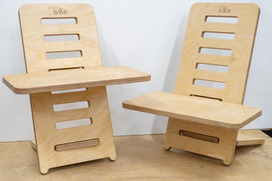Aus Holz gefertigte Höhenverstellbare Platten für den Tisch.