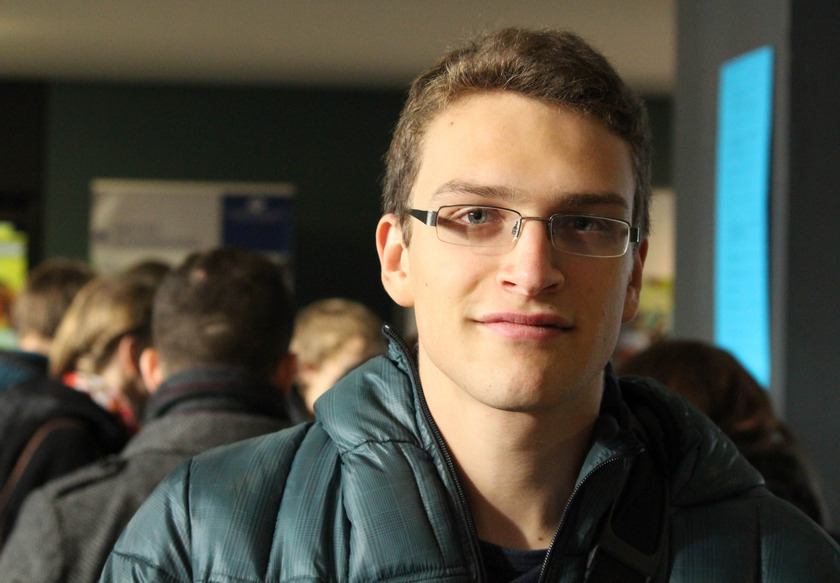 Ein junger Mann mit Brille im Portrait.