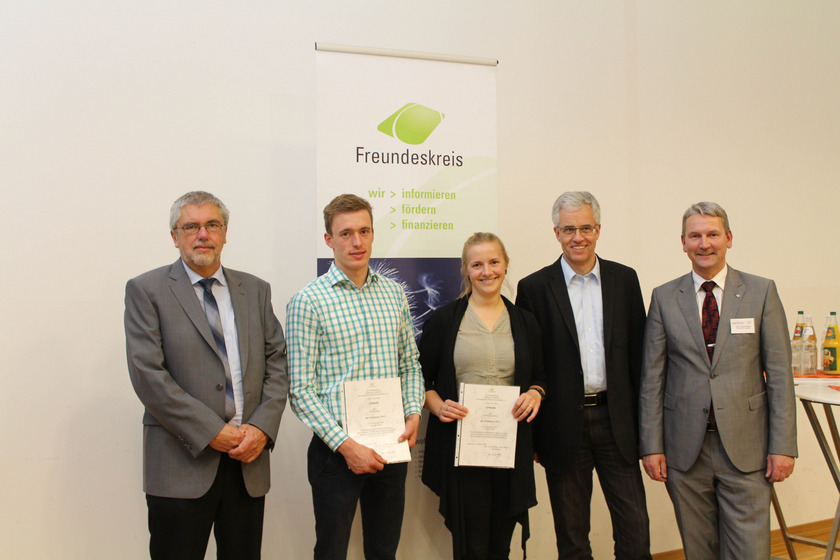 Man sieht eine Gruppe von fünf Personen.