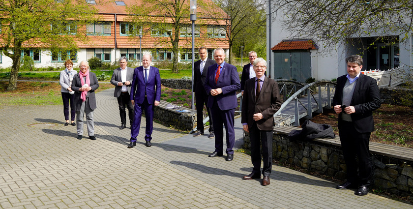 Gruppenbild mit Abstand beim Arbeitsgespräch der Minister v.l.: Gerda Hövel (MdL), Anette Meyer zu Strohen (MdL), Clemens Lammerskitten (MdL), Minister Reinhold Hilbers, Vizepräsident Prof. Dr. Alexander Schmehmann, Minister Björn Thümler, Vizepräsident Prof. Dr. Bernd Lehmann, Burkhard Jasper (MdL), Christian Calderone (MdL)