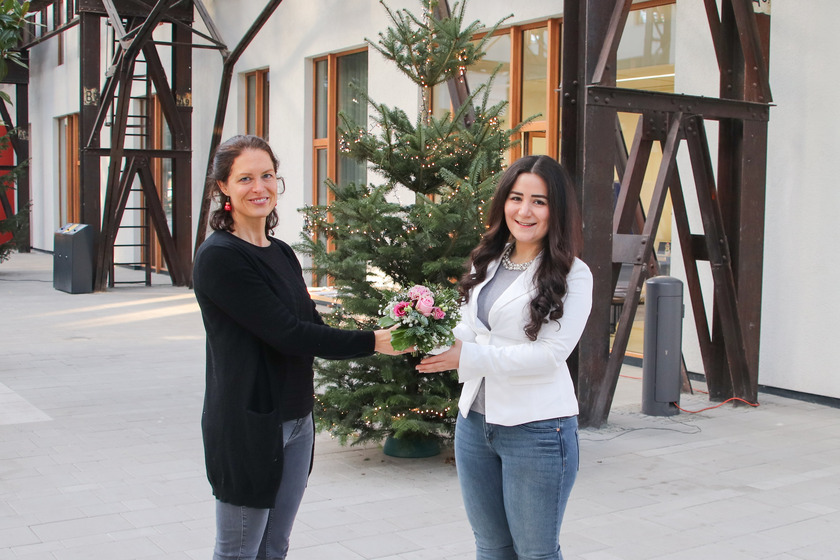 Badia Tawel bekommt von Tatjana Maier einern Blumenstrauß überreicht