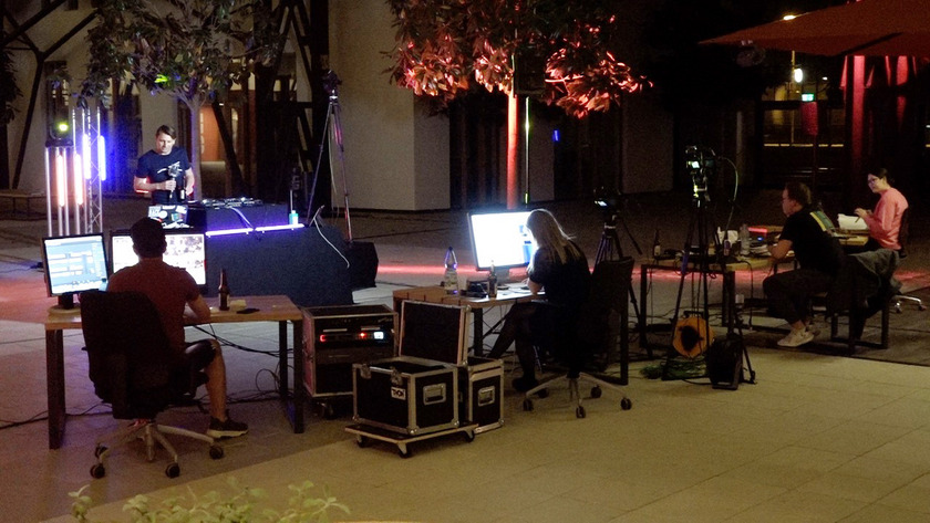 Das Organisatorenteam von „Night of the Profs“ freute sich über den gelungenen Livestream und die durchweg positiven Rückmeldungen der Zuschauerinnen und Zuschauer. Foto: Hochschule Osnabrück