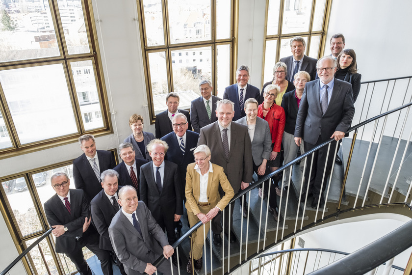 Das Land Niedersachsen und alle 20 Hochschulen in staatlicher Verantwortung unterzeichneten die neuen Zielvereinbarungen. 