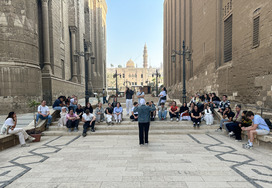 Gruppe Studierende in der Innenstadt von Kairo