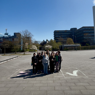 Studierendengruppe in der Mitte, auf dem Boden ist links ein Feld für "nein" und recht für "ja"