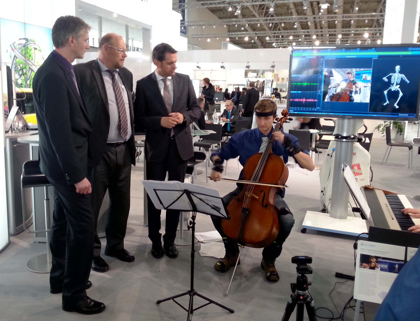 Prof. Dr. Christoff Zalpour (Mitte) und der Verw.-Prof. Dirk Möller (links) informieren Niedersachsens Wirtschafsminister Olaf Lies während der Hannover Messe über das Forschungsprojekt „MusikPhysioAnalysis“.