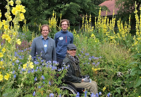 Führungen boten Prof. Dr. Jürgen Bouillon, Friedrich Rotter und Silke Schwarz (von links nach rechts) auch im Park des Campus mit seinem üppig blühenden Dutch Wave Beet an. Foto von Ulrike Havermeyer