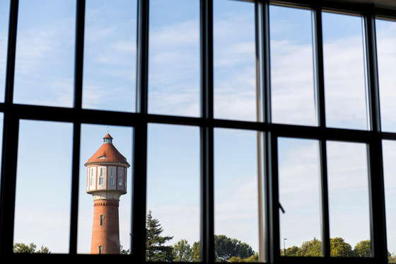 Der Lingener Wasserturm ist auch aus der Ferne gut zu erkennen und befindet sich in direkter Nachbarschaft zur Hochschule in Lingen.