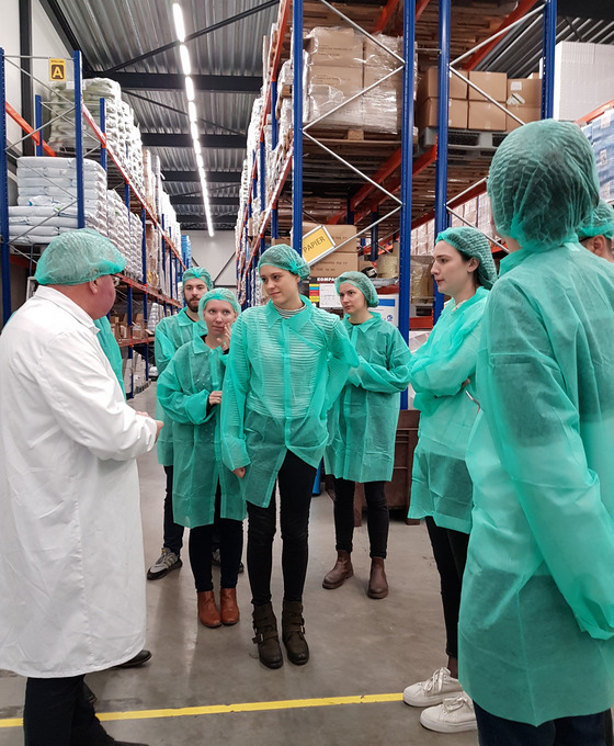 Studierende der HS Osnabrück mit Cross Border Talent zu Besuch bei der Bobeldijk Food Group in den Niederlanden Das Bild zeigt die Studierenden der Hochschule Osnabrück/Campus Lingen während der Cross Border Talent-Exkursion bei der Bobeldijk Food Group in den Niederlanden.