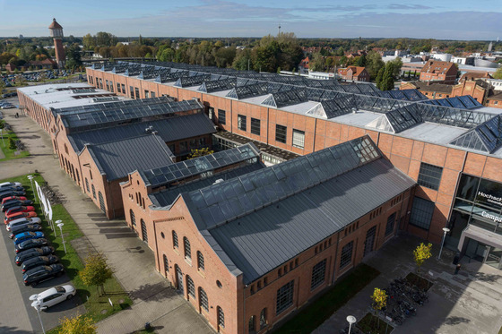 2012 folgte die Einweihung des neuen Campus Lingen. Er wurde in einem faszinierenden Haus-in-Haus-Konzept in die Hallen I/II des geschichtsträchtigen,  stillgelegten Eisenbahnausbesserungswerks integriert. 