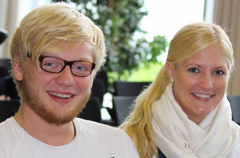 Das Bild zeigt einen jungen Mann und eine junge Frau, beide blond.