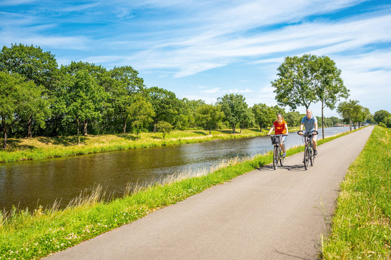 Die Region Lingen und das Emsland bieten viele Radtouren an. Dazu gehört unter anderem der Ems-Radweg auf dem zwei junge Menschen mit dem Fahrrad fahren.