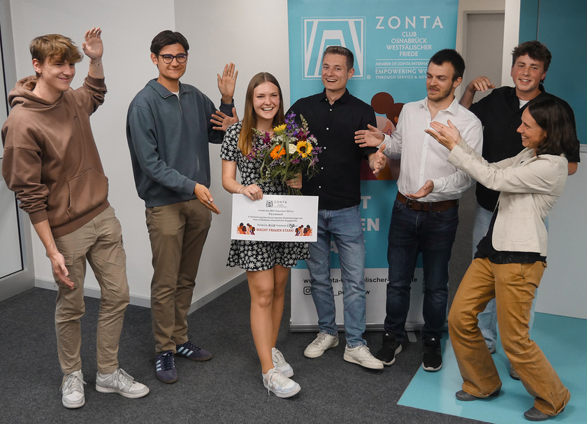 Gruppenfoto mit STependiatin in der Mitte
