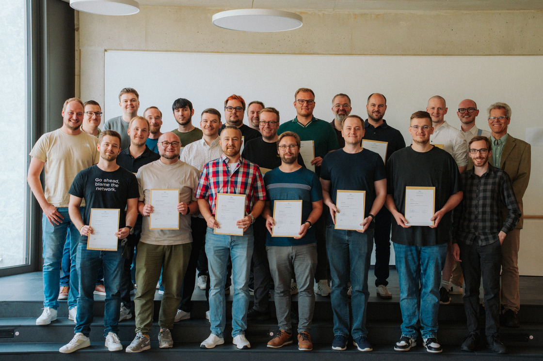 Gruppenbild der erfolgreichen Absolventen des Cyber Security Expert Kurses 2025_2026 mit einigen Dozenten