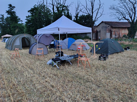 Abendstimmung zwischen den Zelten auf dem Stoppelfeld