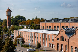 Der Campus Lingen befindet sich im ehemaligen Eisenbahnausbesserungswerk direkt am Bahnhof Lingen. Der markante Wasserturm ist eines der Wahrzeichen der Stadt.