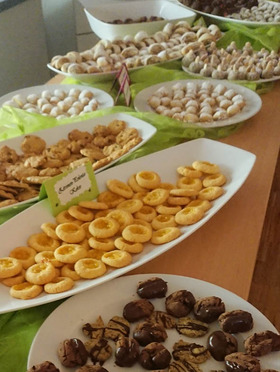 Eine Vielzahl von weihnachtlichen Plätzchen schön angerichtet als Buffet im WABE-Zentrum