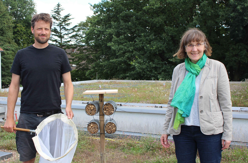 Projekt DaLLî Hochschule Osnabrueck | Dachbegruenungen als Lebensraum fuer Insekten Prof. Dr. Kathrin Kiehl und Dr. Roland Schröder auf dem begrünten Dach am Campus Haste der Hochschule Osnabrück