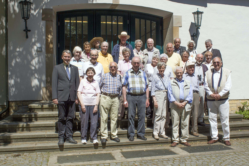 Das Bild zeigt eine Gruppe Senioren.
