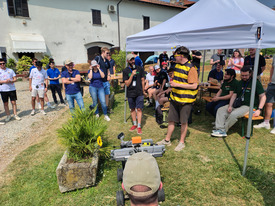 Emil Präsentiert die Pflanzenbestäubung per Roboterarm