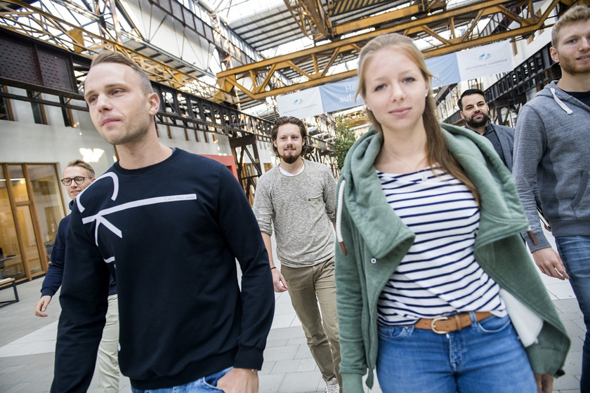 Studierende laufen durch die Halle des Campus Lingen.