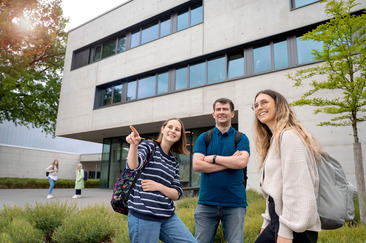 3 Studierende stehen vor dem Agro-Technicum am Westerberg in Osnabrück.