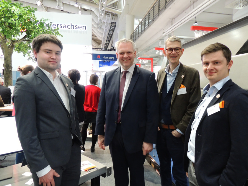 Ab Zweiter von links: Christoph Gundler, Prof. Dr. Hertzberg, Björn Fuhrmann (Fa. MindQ), Minister Björn Thüm-ler, Olaf Gerlach (Fa. MindQ), Prof. Dr. Schäfers, Andre Siegrist.