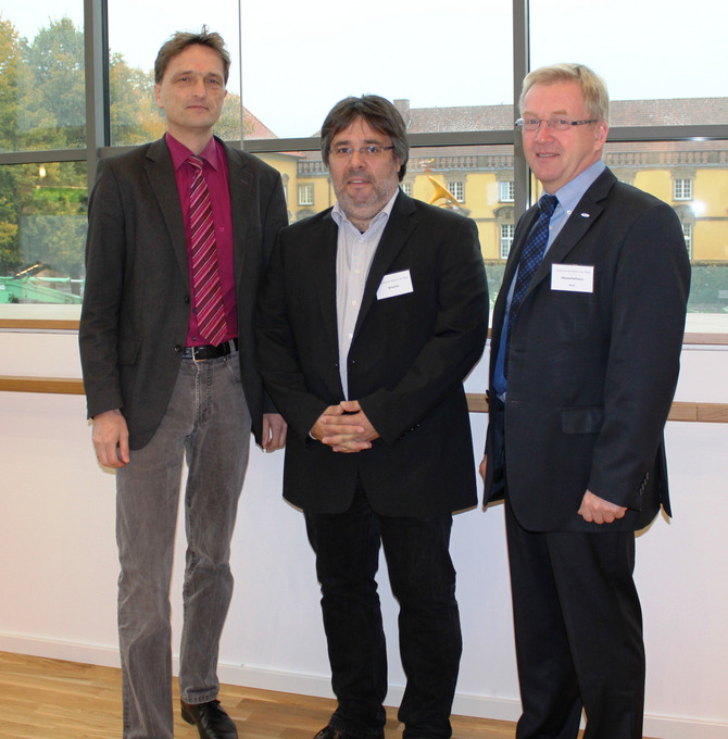 Sie eröffneten die Konsensus-Konferenz in der OsnabrückHalle: (von links) Prof. Dr. Andreas Bertram, Präsident der Hochschule Osnabrück, Prof. Dr. Andreas Büscher, wissenschaftlicher Leiter des Deutschen Netzwerks für Qualitätsentwicklung in der Pf